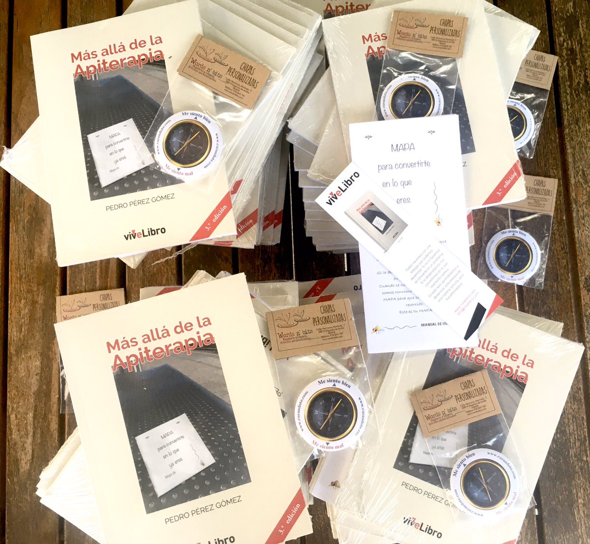 appcuentame's tweet photo. #YoSigoMiBrujula ¡Ya tengo los primeros ejemplares de la 3ª edición de mi libro! ¡Qué alegría!

Lxs que estábais esperando ya podéis pedir el vuestro.

A los primeros 20 pedidos hechos a mí directamente les incluiré,¡Una chapa con espejo o con imán que tiene la Brújula grabada! https://t.co/ABeFMXaa9I