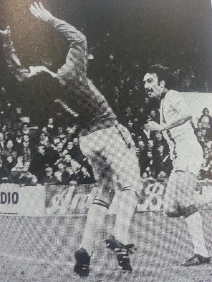 briancjeeves's tweet photo. #YellowSport Peter Kitchen: Embleton will hand over Oβs in a good place @leytonorientfc @orientlegend @OrientOutlook @ChatLeyton @OrientForum @orientmemories @EFL @SkyBetLeagueTwo @WFCOfficial #ORIvWAL #OnlyOneOrient #PeterKitchen β½οΈποΈπ°π https://t.co/uqjfCR8LYN https://t.co/MwpW8rydkl