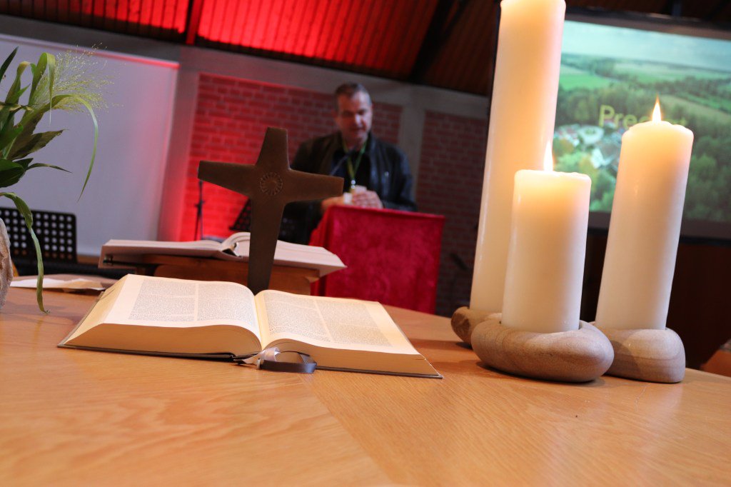 CrejoHaWi's tweet photo. Der Farewell Gottesdienst leitet die Roderesch Freizeit��ein! https://t.co/SyMClfnV5k https://t.co/iyxyWszKk4