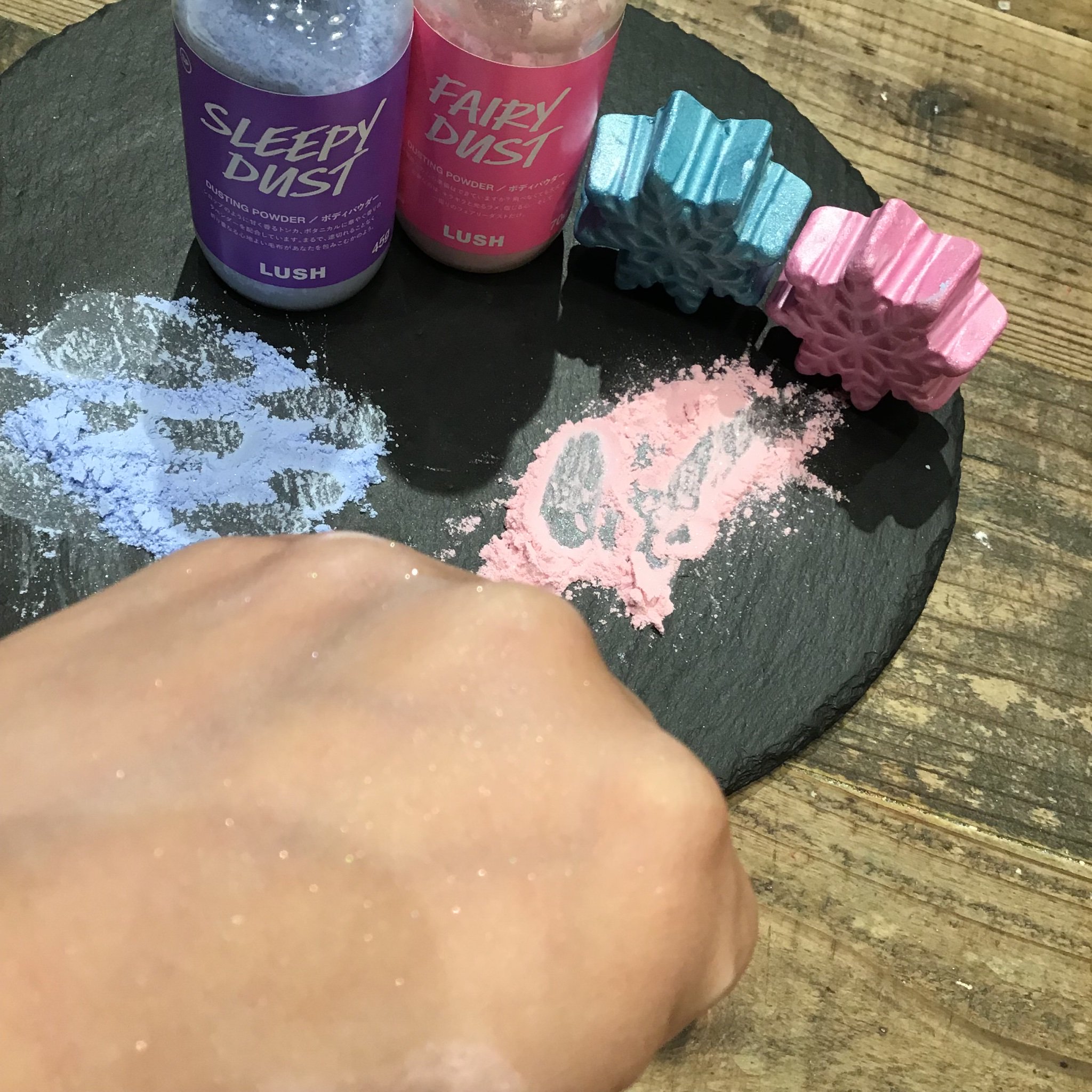 Lush アミュプラザ鹿児島店 キラキラお肌に大変身 今年の冬も 甘い香りとキラキラを同時にまとえる商品が登場 月の粉 を普段使われている方も必見です Lush ラッシュ アミュプラザ鹿児島 ボディパウダー キラキラ 肌メイク 限定