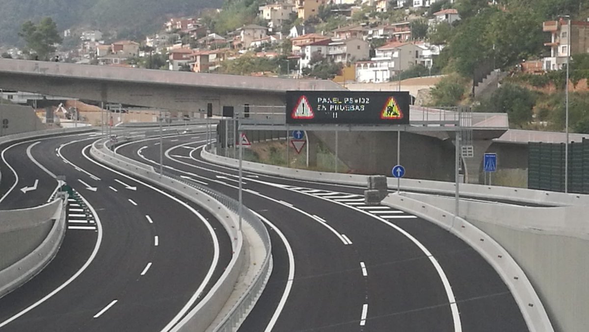Avui gent de Vallirana s’ha autoorganitzat per protestar per la NO OBERTURA de la Variant. Aquest és el Gobierno PSOE-psc, el que té una carretera feta de fa mesos i no l’obre al trànsit. El Gobierno de la vergonya! VARIANT OBERTA JA!!!! <a href="/JuntsXCat/">Junts per Catalunya🎗</a>