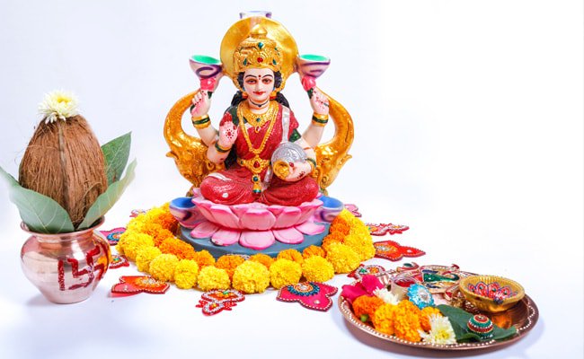 জগৎ জুড়ে চাঁদের আলো ছড়িয়ে শারদ পূর্ণিমা,আজকে মা লক্ষ্মী এসেছে এই ভরা পূর্ণিমায়,বাংলায় শারদীয়া দুর্গোৎসবের পর আশ্বিন মাসের শেষে পূর্ণিমা তিথিতে কোজাগরী লক্ষ্মী পূজার আরাধনা করা হয় |আজ ১৩ই অক্টোবর রবিবার সেই কোজাগরী লক্ষ্মী পূজোয় সকলকে জানাই আন্তরিক শুভেচ্ছা ও অভিনন্দন রইল