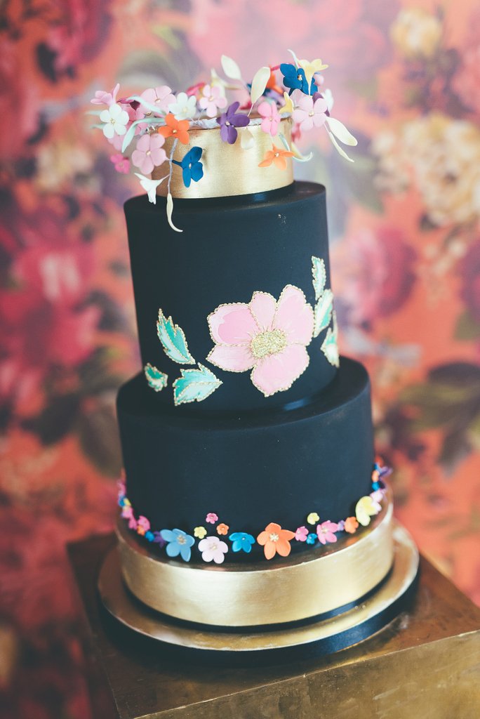 🌠🖤🌠⁠
This black and gold three-tiered beauty was inspired by artist and icon #FridaKahlo and the vibrant colours of Mexico. ⁠
🐒⁠
rosalindmillercakes.com
🌠🖤🌠⁠