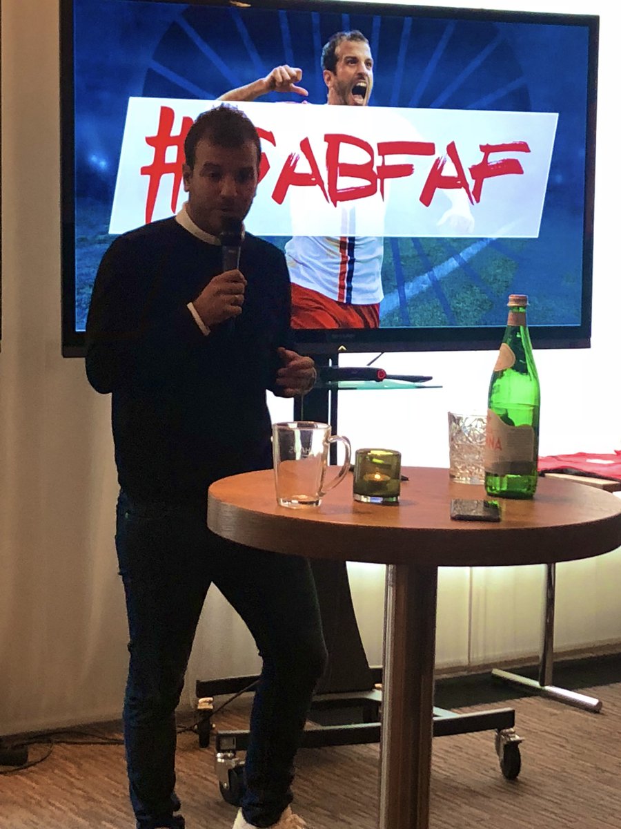 Vor seinem Abschiedsspiel hat #vanderVaart nochmal betont, wie wichtig der Amateurfußball auch für ihn ist. #GABFAF <a href="/Sportbuzzer/">Der SPORTBUZZER</a> <a href="/RND_de/">RND</a>