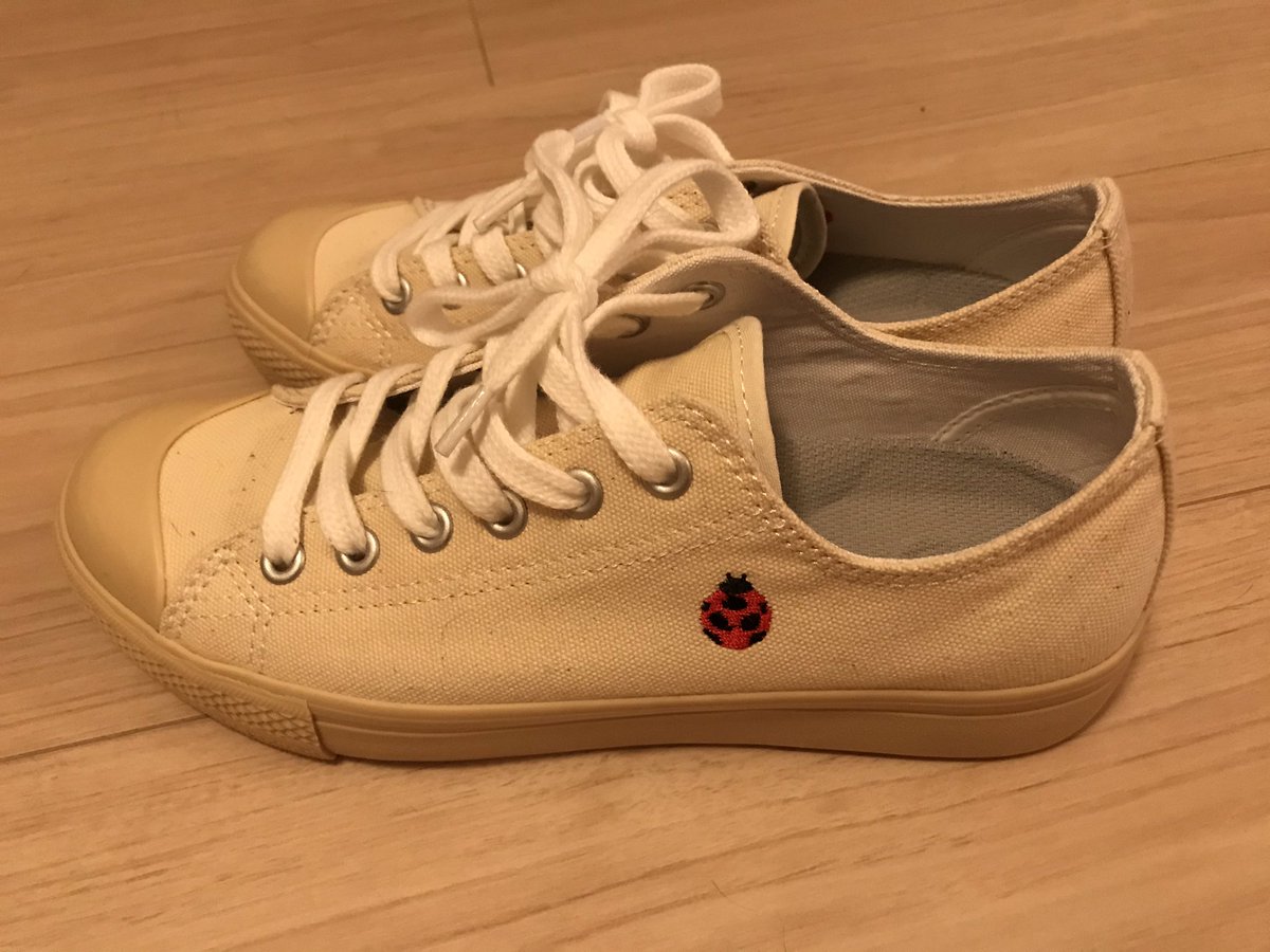 Momo716 かわいい 無印 の スニーカー に刺繍を入れてもらった てんとう虫