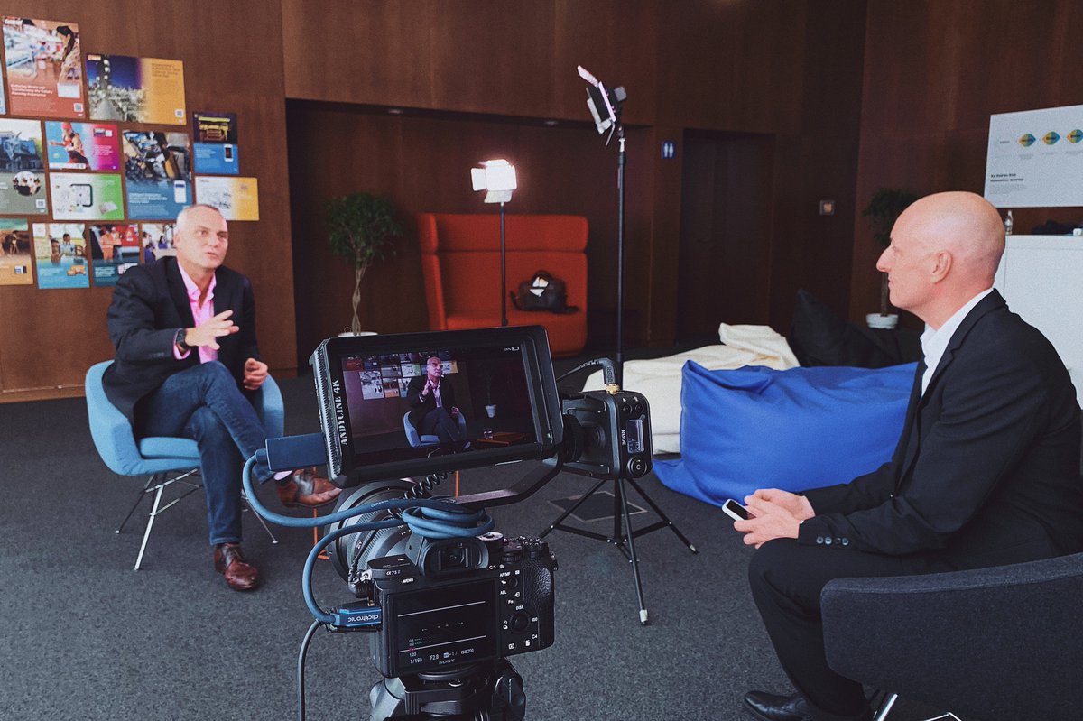 fulltimedrago's tweet image. 3 days #TechEd Barcelona:
👉10km on average per day
🎬3 hours and 30 minutes worth of footage
👉Lots of fun with the @SAP_designs team!
#sapdesign #ux #userexperience #videoproduction