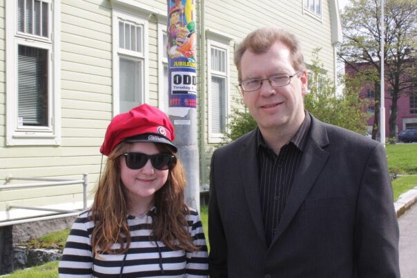 Rantana's tweet photo. 10 år skiller bileta. 
2009: hadde lese «Bikubesong» og «Popsongar». Valgte Frode Grytten på særemne.
2019: Har lese det meste av Grytten. Kjenner fortsatt på ærefrykt når eg møter han. #frodegrytten #littsymp #oddaoddaodda https://t.co/yZBGCDfZS6