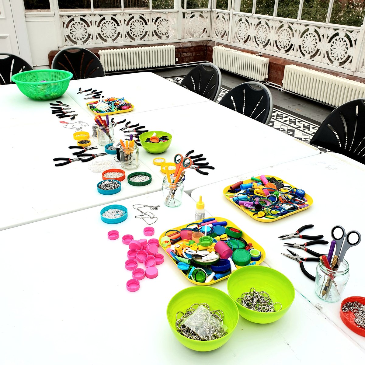 plasticseconds's tweet image. Here offering 'Plastic Seconds' sessions in the Conservatory of @HornimanMuseum for @HornimanMarket ! Here until 4pm! Some fun and  lovely pieces already made during the earlier sessions!  
horniman.ac.uk/visit/events/h… #hornimanmuseum #hornimanmarket #upcycledjewellery #workshop