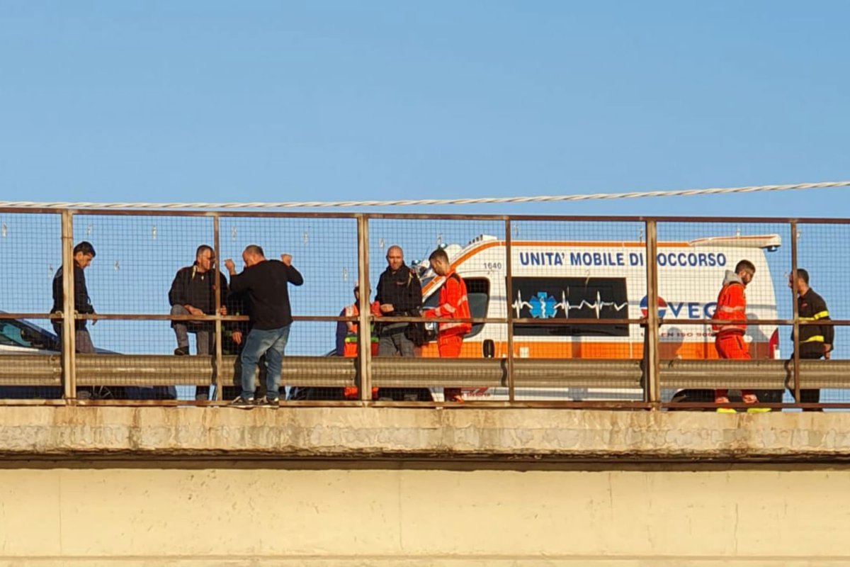 "Voleva morire per una donna": tenta di gettarsi da cavalcavia, salvato tinyurl.com/y5fqlc9d