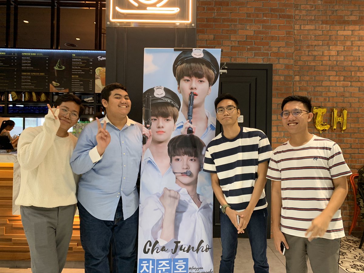saypiyenajunho's tweet photo. Thank you so much guys for the great day ! It was glad that many come to the event ! Also to all people who give out the freebies ! Thank you so much ! ✨💕🦋🥺 #CHACHADEBUTDAY
(ps: just had time to tweet this !) https://t.co/cPBBKViY1Z
