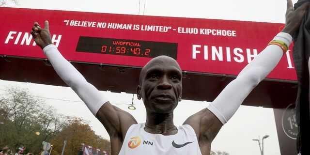 akin_adesina's tweet photo. Kenya’s ⁦@EliudKipchoge⁩ runs fastest marathon in history with sub-2 hour time. Incredible! Consistent, dedicated, determined and focused with eyes on history. Great African! We will also win on Africa’s accelerated development. Up Africa! ⁦⁩👍🏼🙌🏼 https://t.co/1Zv97M2UFh