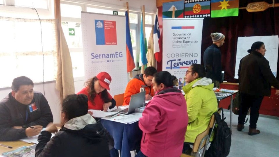 En #PuertoEden el Programa #ChilePropietario permitió atender las inquietudes de esforzados pobladores en una de las caletas más bellas y aisladas del país. #ChileEnMarcha <a href="/fcarojasp/">francisca rojas philippi 🇨🇱</a> <a href="/FelipeWard/">Felipe Ward</a> <a href="/alebravoh/">AlejandraBravoApruebo</a> @GobUEsperanza <a href="/Anita_Mayorga/">Ana Mayorga</a>