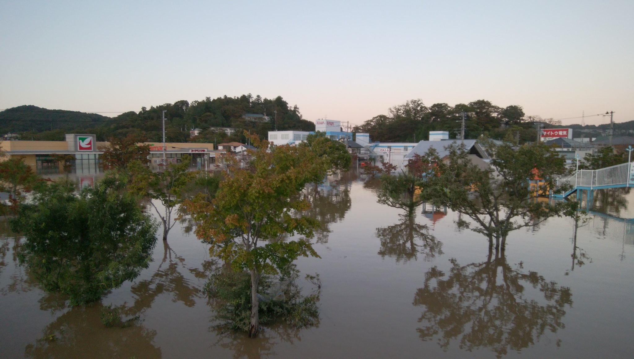 ロネ Tuf Hensei 本宮市のみずいろ公園とその周辺は夕方見に行ったらかなり浸水していました みずいろ公園周辺のスーパーや回転寿司店などは臨時休業していて 県道8号線が通れない状態です 近くの保育所や少し離れた幼稚園や住宅なども浸水の被害に