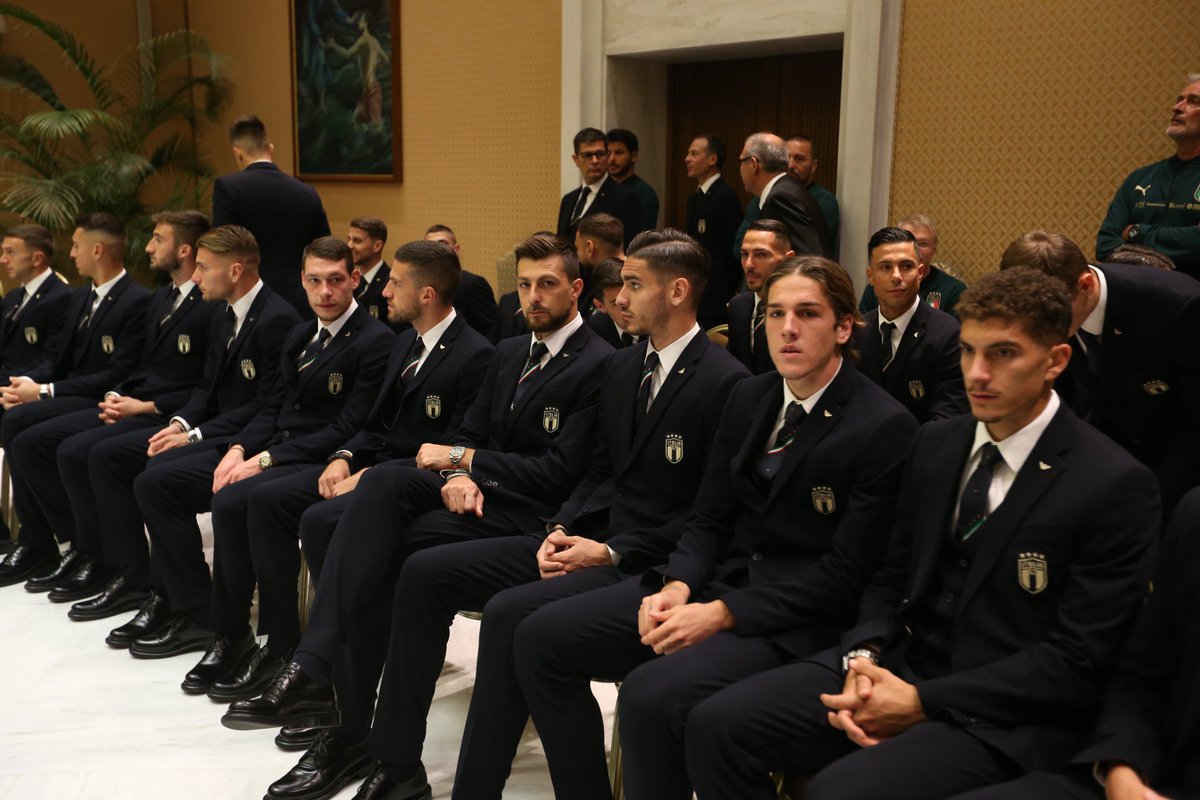 Azzurri_En's tweet photo. #Azzurri 🇮🇹

Pope Francis held an audience with the side this morning at the Vatican 🇻🇦 

🗣 #Gravina: "The National Team is a constant symbol of positive values." 

 ➡️ https://t.co/iCqAAFP8ct https://t.co/Kja5zNB0Ff