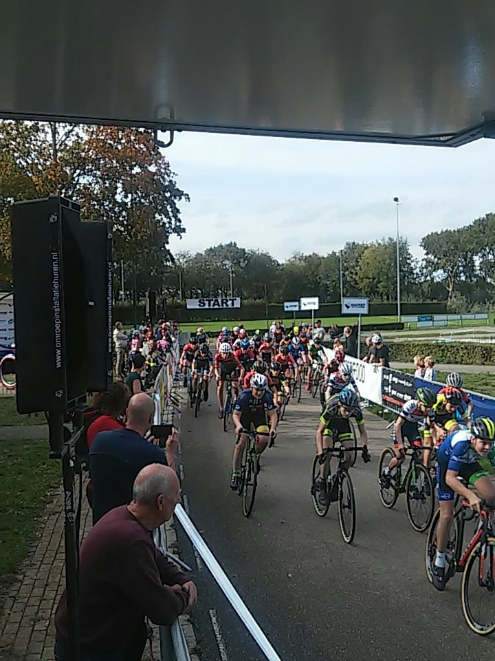 VeldritBladel's tweet photo. Met de start van cat 7 komt er bijna een eind aan een schitterende veldrit dag. https://t.co/8GftFTBbZh