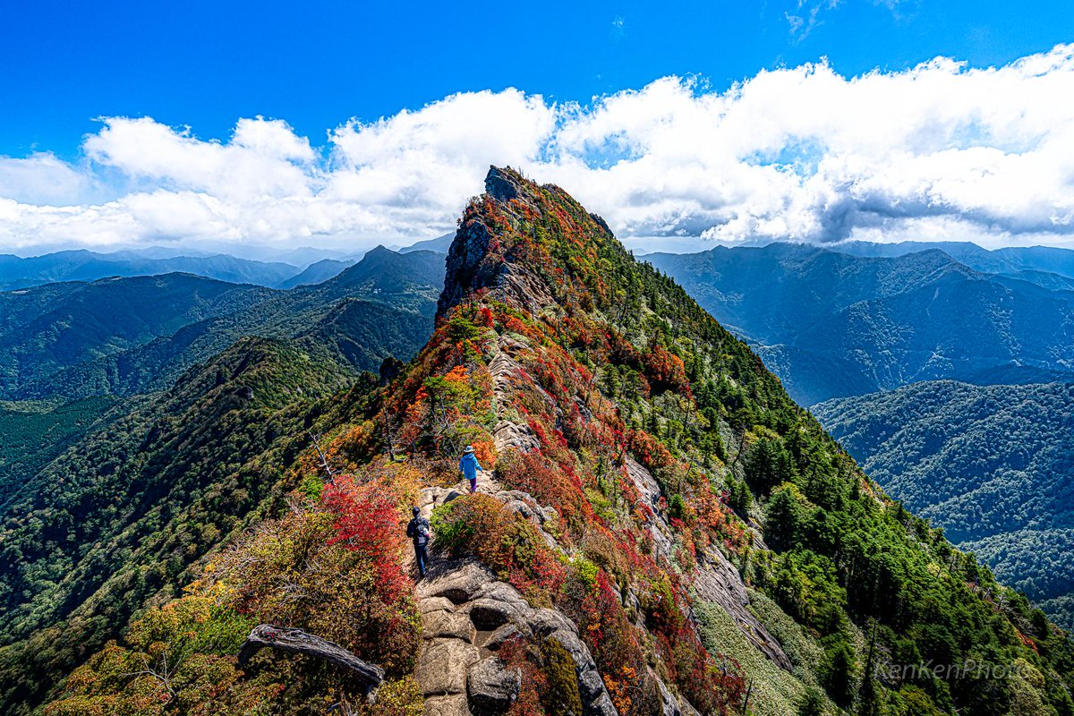 Kenken ようやく ようやく見ることができた ベストなタイミングの石鎚山の紅葉 天狗岳を見ることすらできないなど 天気が良くないことが多い石鎚山 朝の写真は山ほど見ますが 晴天順光は逆にレアでしょうか 19 10 11撮影 石鎚山 天狗岳 紅葉