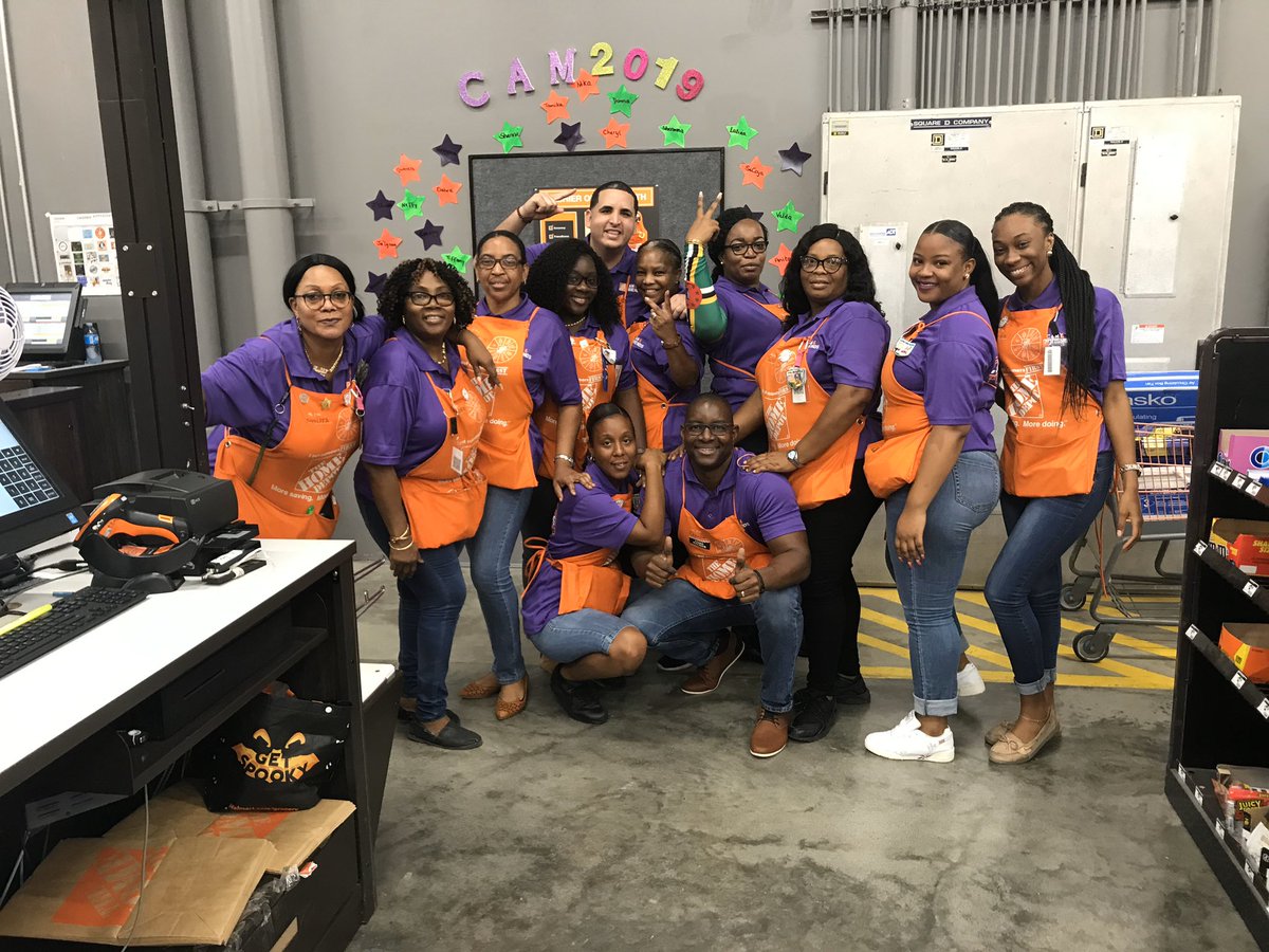MzKuki's tweet photo. My store SM are the D.O.P.E, they are always there when we need them. CAM and friends 2k19 #purple #royalty #team8201 #wenotjustfriendswearefamily #ilovemyteam https://t.co/qKkxD0kvLz