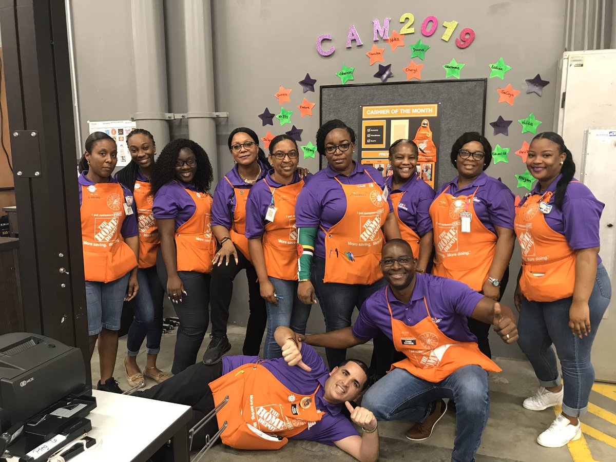 MzKuki's tweet photo. My store SM are the D.O.P.E, they are always there when we need them. CAM and friends 2k19 #purple #royalty #team8201 #wenotjustfriendswearefamily #ilovemyteam https://t.co/qKkxD0kvLz