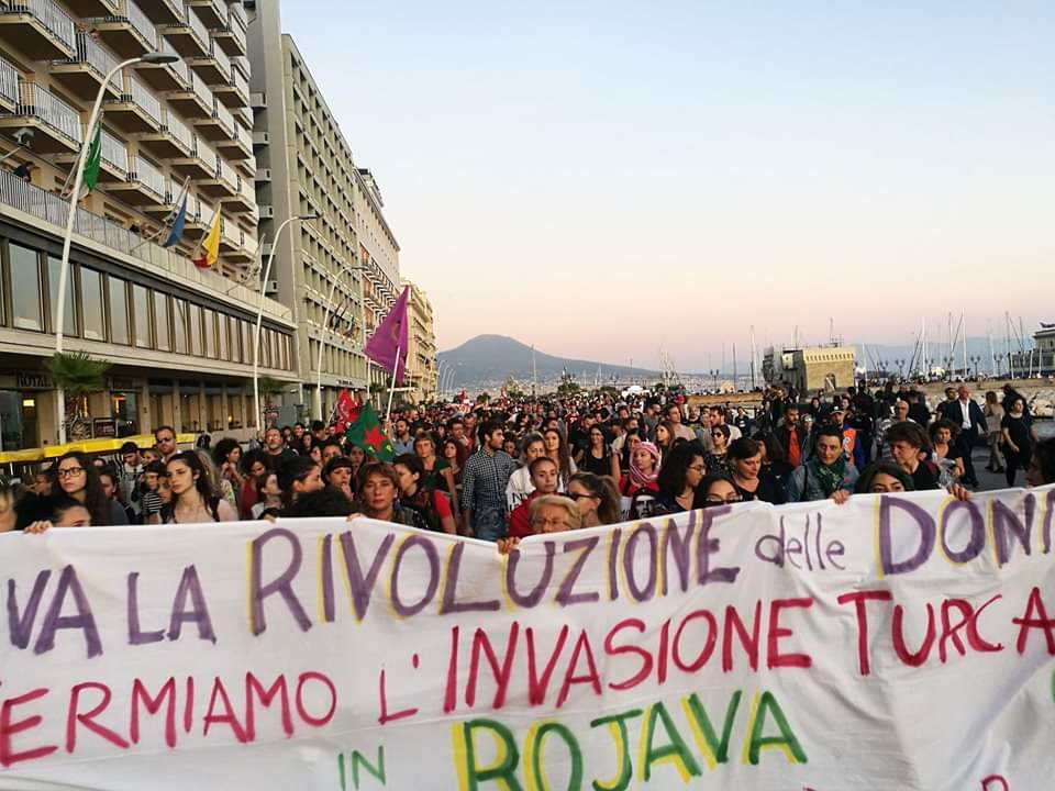 Nicoleamo's tweet photo. Ieri #Napoli e tante altre città migliaia in piazza contro la guerra della #Turkey_ISIS in #Syria 
Davanti a questo genocidio non possiamo restare fermi #BuonaDomenica #riseup4rojava #StopArmiTurchia #stopBombingRojava #wtfock #ErdoganWarCriminal #BoycottTurkey #TwitterKurds https://t.co/uQqnVe7SAD