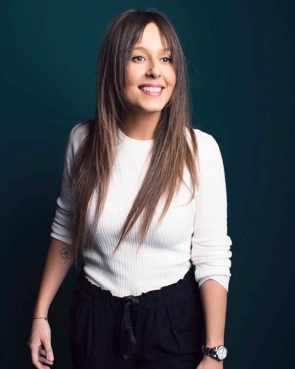 yaizacanosa's tweet photo. La verdad es que soy -y se me ve- una tía bastante feliz. Eso mola mucho. 
📸: #PremiosIcon https://t.co/2e5Yc6f51c