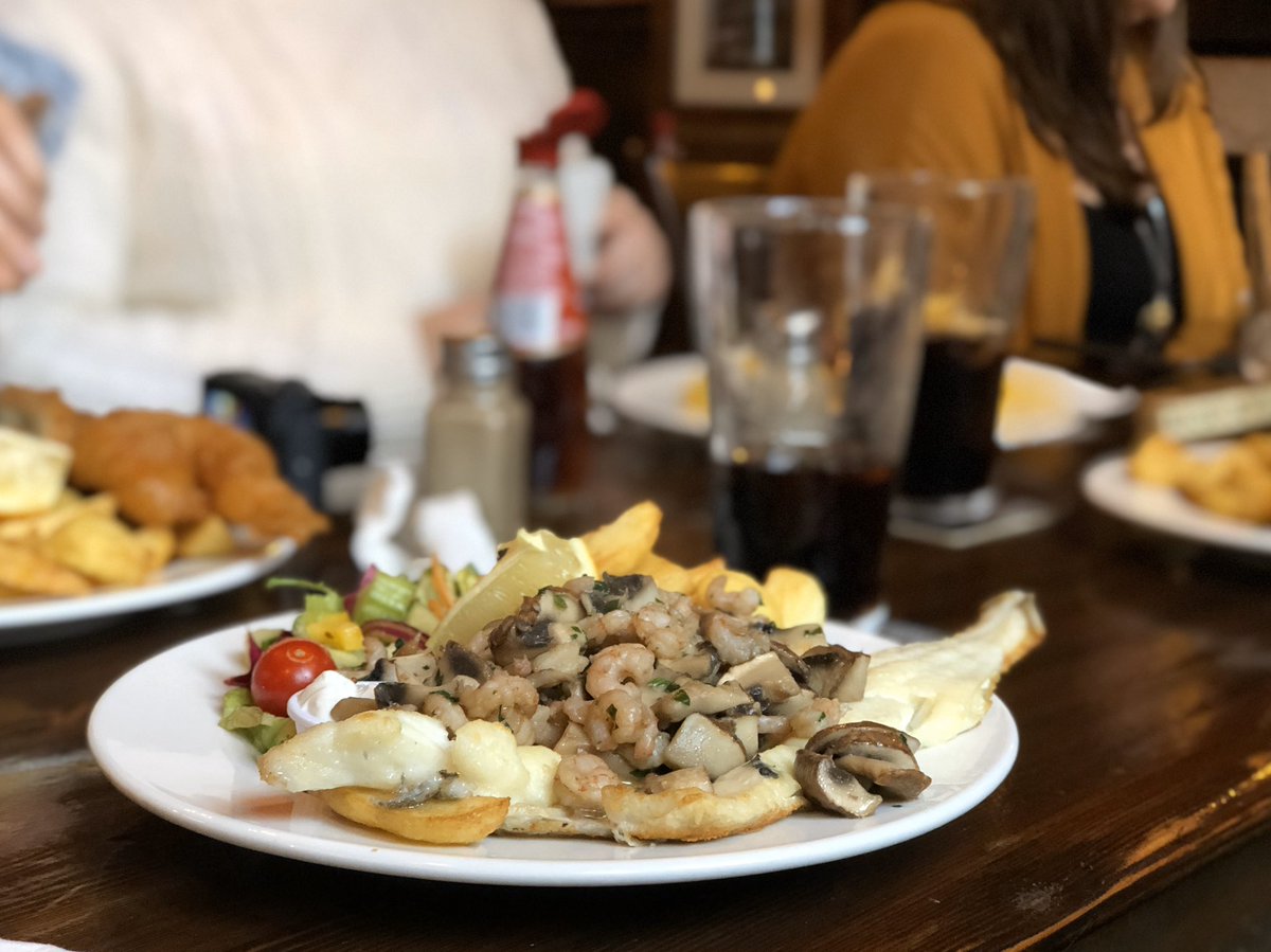 Out_About_Mummy's tweet photo. I was so impressed with @thedeephull 😍🐠🐬🦀🦞 I’ll definitely be back with the kids, they would love the tunnels &amp; the bubble lift 🤗 Then we enjoyed a delicious lunch at @lionandkey1 famous for its beer mat ceiling! #blogonvisits #presstrip #visithull #eatinhull https://t.co/cvelJY7M78