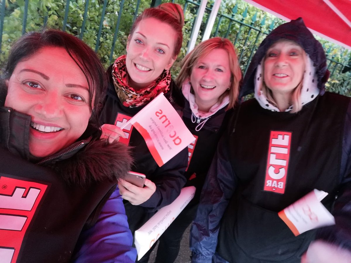 What a fab day with our AMAZING volunteers!! @AcornsHospice 
WELL DONE to all the runners!! You are incredible! 
And THANK YOU to this lovely lady, who came out to give us a cuppa ☕️ #GreatBirminghamRun #teamacorns #birmingham