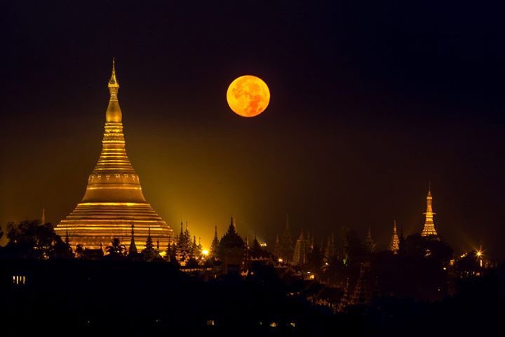 guchiwo_nomad's tweet photo. 今日のミャンマーはダディンジュの満月（Full Moon day of Thadingyut ）になるんですが、光り輝く黄金のパゴダと月のコラボが最高に美しすぎます😍

写真はFacebookから引用しました。 https://t.co/SGqboff8Mg