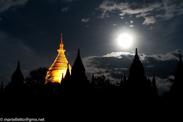 guchiwo_nomad's tweet photo. 今日のミャンマーはダディンジュの満月（Full Moon day of Thadingyut ）になるんですが、光り輝く黄金のパゴダと月のコラボが最高に美しすぎます😍

写真はFacebookから引用しました。 https://t.co/SGqboff8Mg