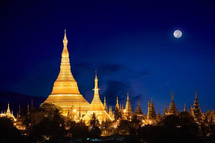 guchiwo_nomad's tweet photo. 今日のミャンマーはダディンジュの満月（Full Moon day of Thadingyut ）になるんですが、光り輝く黄金のパゴダと月のコラボが最高に美しすぎます😍

写真はFacebookから引用しました。 https://t.co/SGqboff8Mg