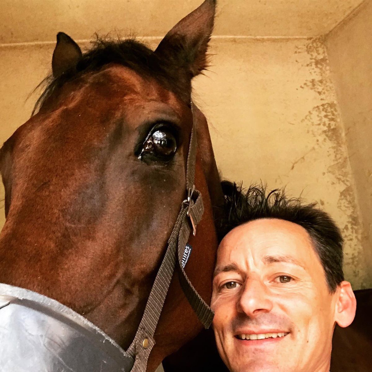 A quelques heures de mon retour à la compétition, mon fidèle jockey est venu me souhaiter bon courage ! <a href="/Ricoujacques/">Jacques Ricou</a>