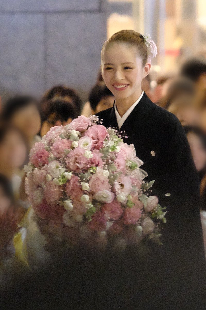 snow_diamond773's tweet photo. 星組千秋楽@東京宝塚劇場
2019.10.13
紅さんからこっちゃんへ
あーちゃんからひっとんへ
こうやって受け継がれ、変わらずに変わってゆくのですね…

紅さん、あーちゃんご卒業おめでとうございます。 https://t.co/Im2TFx4R0w