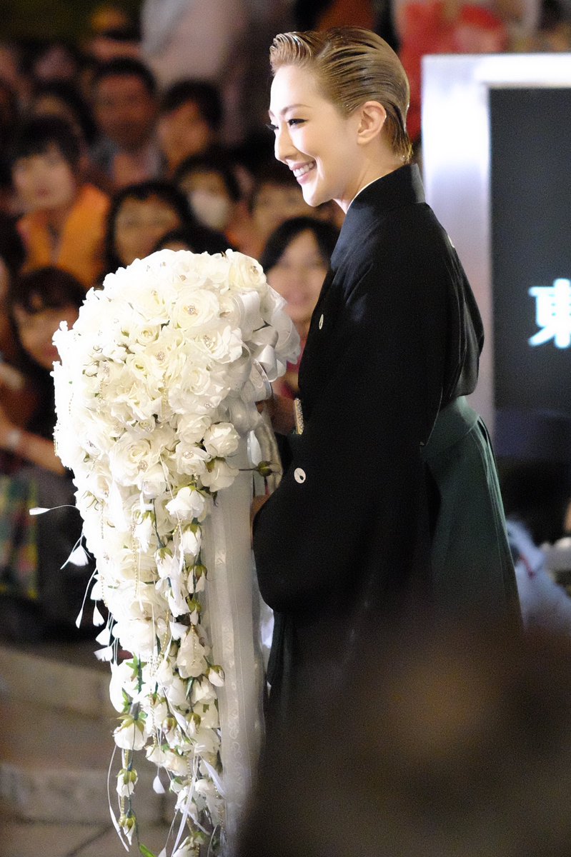 snow_diamond773's tweet photo. 星組千秋楽@東京宝塚劇場
2019.10.13
紅さんからこっちゃんへ
あーちゃんからひっとんへ
こうやって受け継がれ、変わらずに変わってゆくのですね…

紅さん、あーちゃんご卒業おめでとうございます。 https://t.co/Im2TFx4R0w