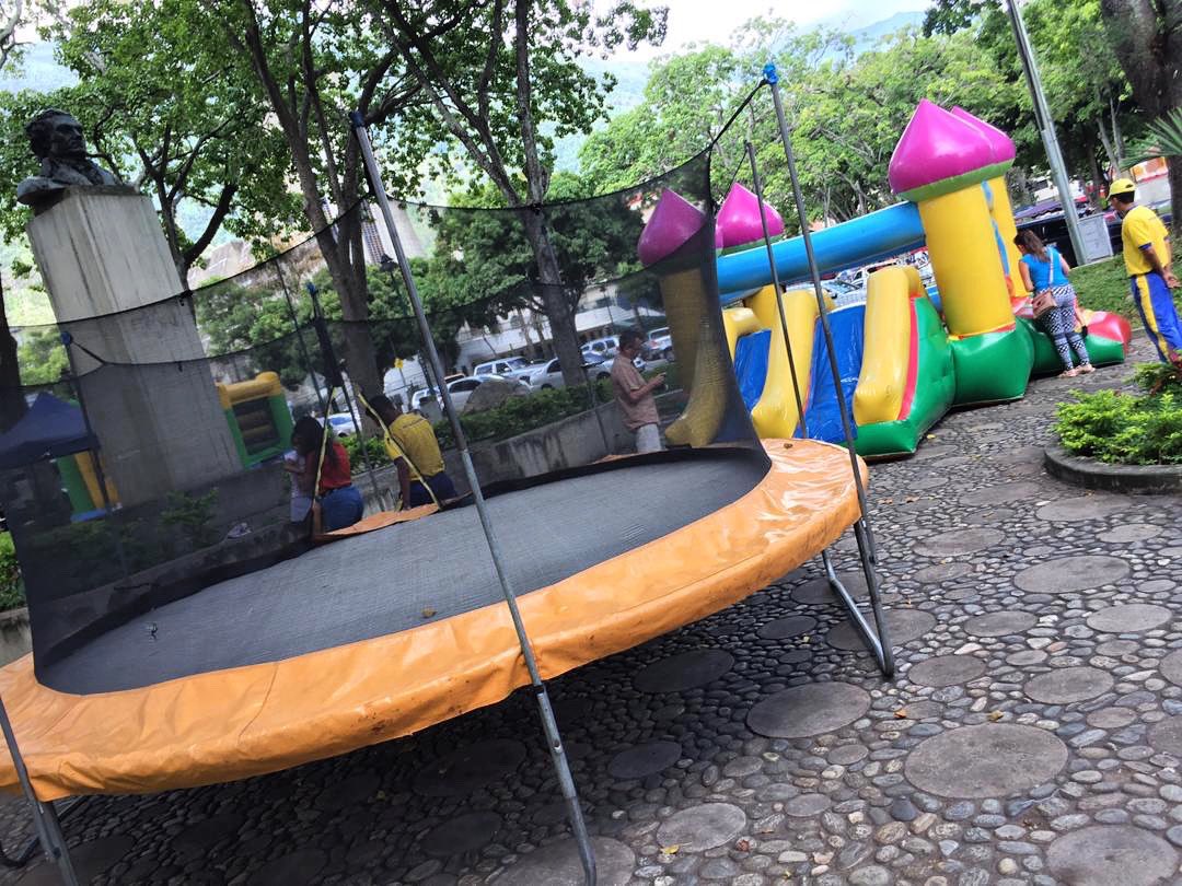 diverfiesta's tweet photo. Comenzando el domingo desde tempranito trabajandito 😁hoy será un día genial para todos.

Los esperamos desde la 1pm en la Plaza La Castellana para que disfruten de la mejor #zonainfantilexclusiva 😎Vente para que pases el domingo en familia.

#colchonesinflables 
#chacao https://t.co/GyLOHUimtx
