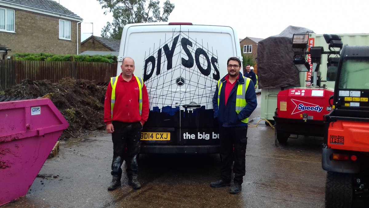 Great to see Rikki & Darrel supporting a local cause with DIY SOS. Go team Bushboard