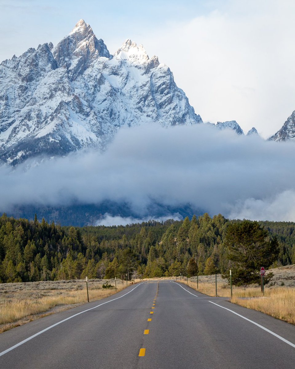 jhski's tweet photo. Mountain views from an afternoon drive in @GrandTetonNPS. #jacksonhole #jhdreaming #findyourpark https://t.co/zTTtmNzGyU