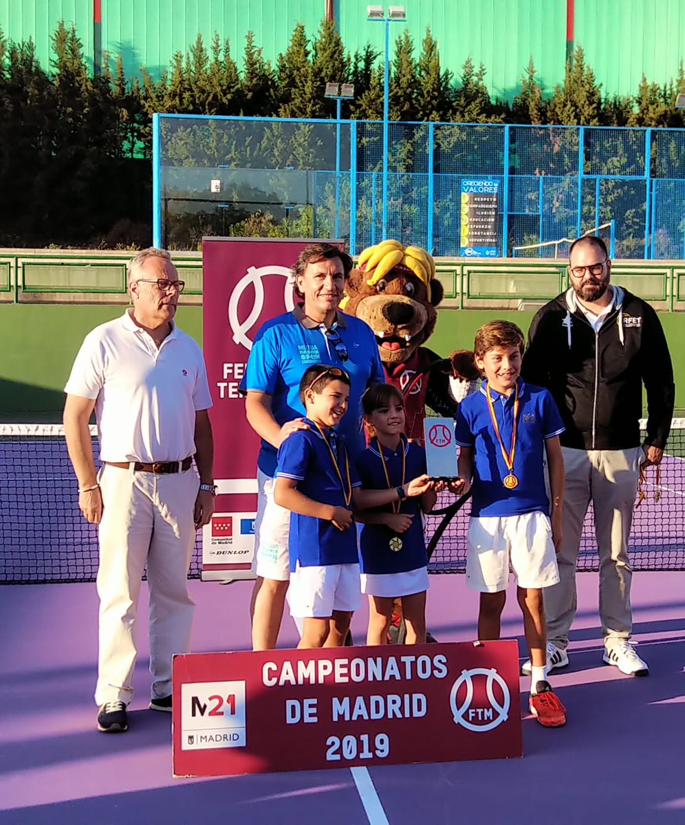 MMOSPORTSCLUB's tweet photo. ¡¡¡CAMPEONES DE MADRID!!!
Nuestro equipo Benjamín se ha proclamado CAMPEÓN de Madrid al ganar 3/0 al CTP Alcobendas. 
Sois unos fenómenos, orgullo de equipo!
#cajamagica @fedetenismadrid @Dunloptenis_es https://t.co/6tagNnWJYP