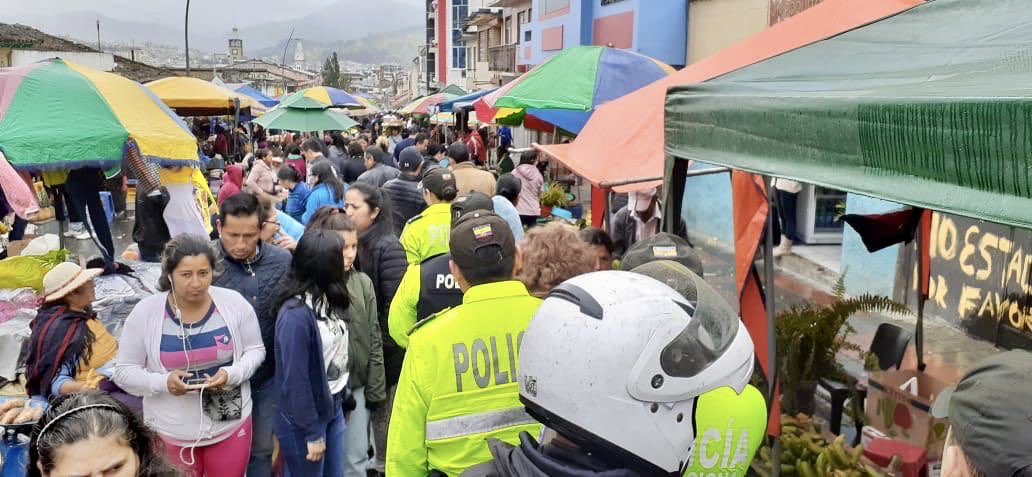 GoberLoja's tweet photo. Mano dura a la especulación ❌💪

👉 Intendencia, Comisaría, en coordinación con la Policía Nacional, refuerza operativos de control de precios. Durante la jornada dos personas fueron detenidas por especulación de precios en la Feria Libre de San Sebastián.

#NoALaEspeculación https://t.co/UoXqHo3WRB