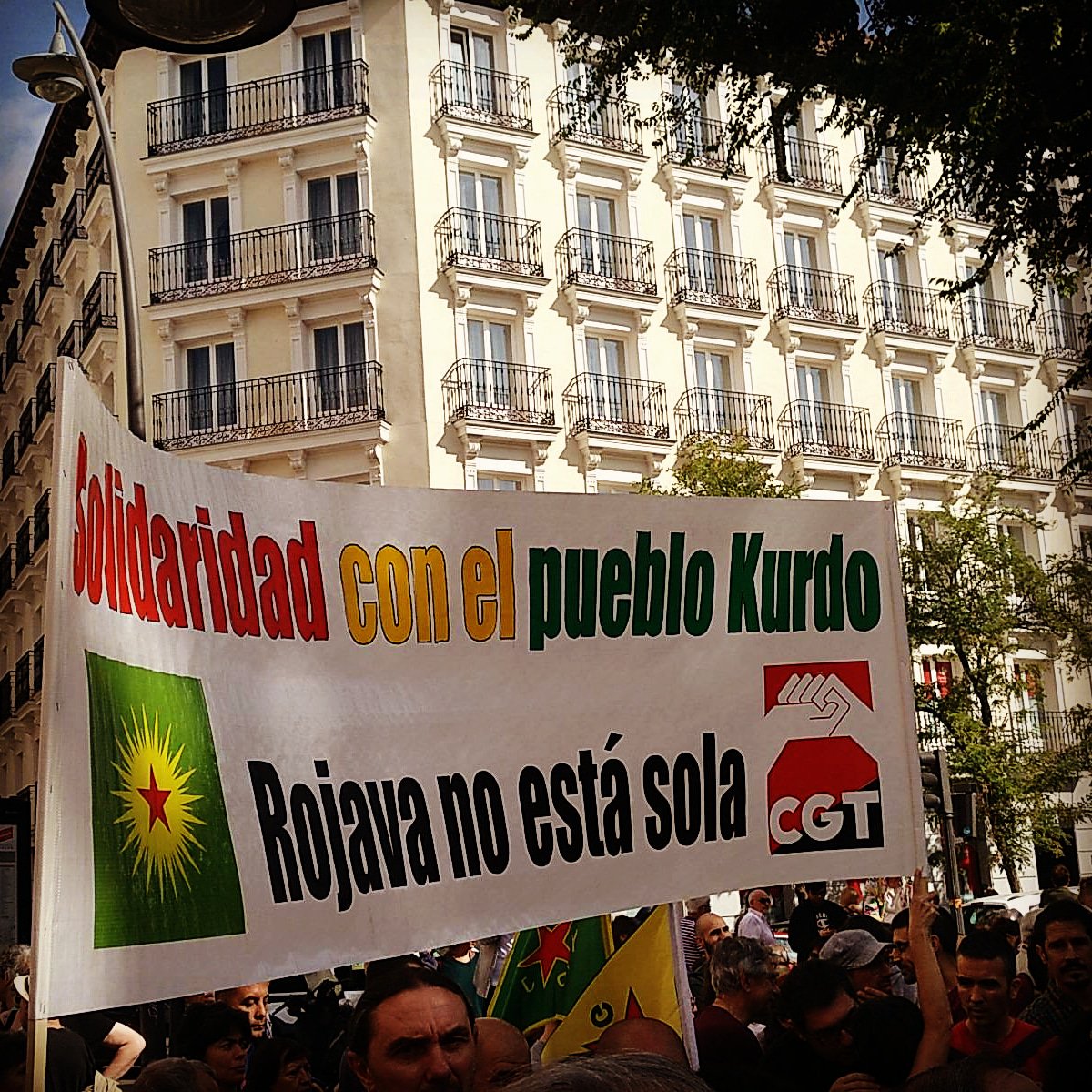 tomkucharz's tweet photo. Hoy nos hemos manifestado en Madrid contra la guerra de Turquía en el nordeste de Siria. El presidente turco Recip Erdogan pretende aniquilar el autogobierno kurdo en #Rojava y cuenta con la complicidad de la OTAN, la UE y Trump. Una barbarie. #RojavaNotAlone #riseup4rojava https://t.co/KAH0bKz1oN