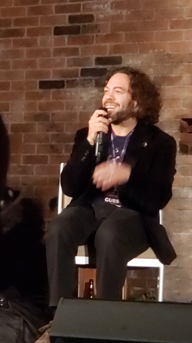 leaky's tweet photo. What happens to Jacob after Queenie leaves? "I think he walks away from that questioning his own sanity because they just drop in and out of his life like that." @LeakyCon talking to @mrdanfogler #LeakyCon10 https://t.co/dtQK5oDVG8