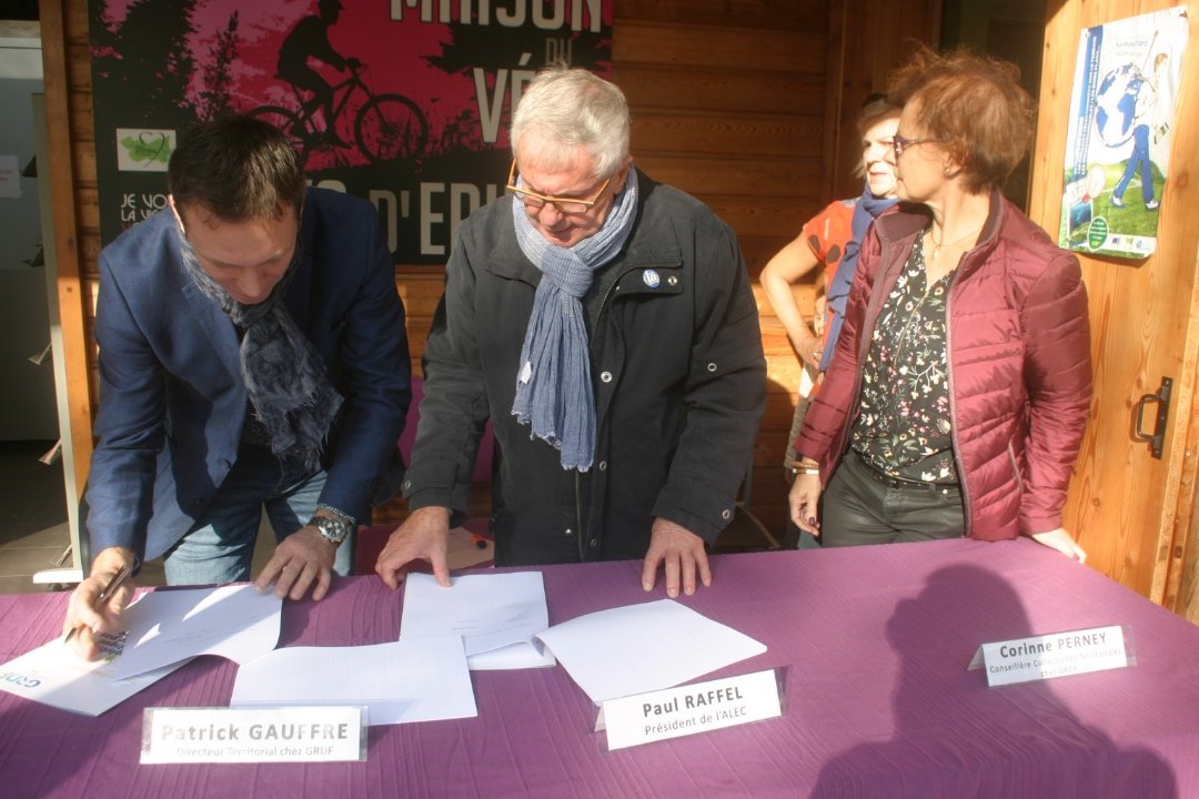 Aujourd'hui 162 personnes ont participé à la 2eme marche gourmande de l'Alec 88 au "Lac de Bouzey" ... convivialite et pédagogie autour des #énergiesrenouvelables.
Signature d'une convention avec l'Alec pour poursuivre le travail sur la maîtrise des énergies.
#GRDF se met au vert