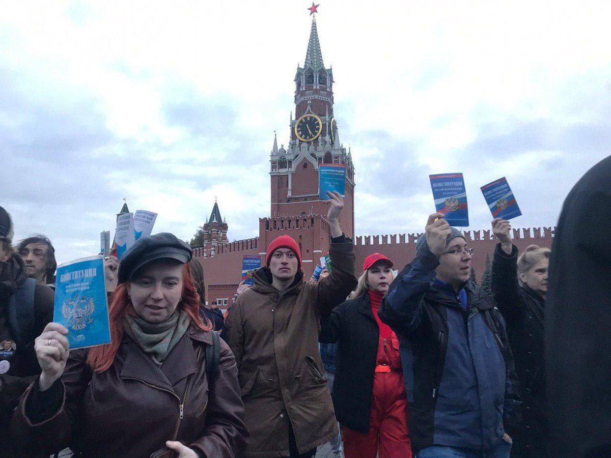 bessrochka's tweet image. На Красной площади прошло шествие с Конституциями.

Фото: "МБХ медиа"