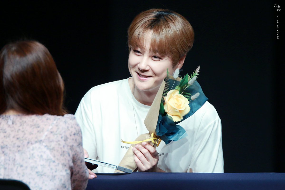 winterflower_hs's tweet photo. 191013 #신혜성 팬싸인회 일지아트홀

꽃을들혜성💐 https://t.co/Q48I6Gzhoa
