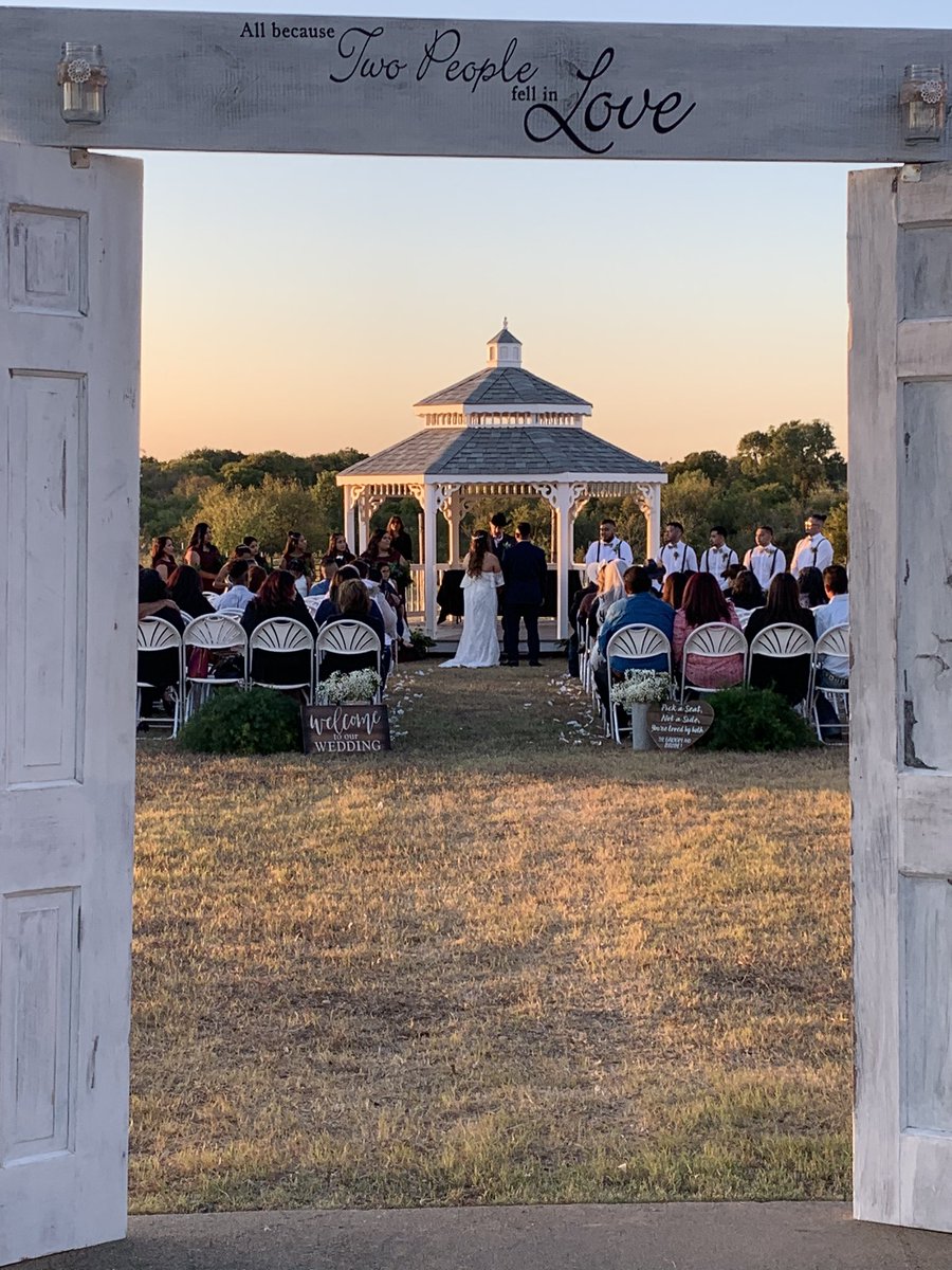 MagnoliaRanchTX's tweet photo. Stunning wedding for an incredible couple at the ranch last night. Congratulations to Mr. &amp; Mrs. Perez!
#magnoliaranch #texaswedding #centraltexaswedding #barnwedding #texasweddingvenue #ido #wacobride https://t.co/jSb5Kb84zM