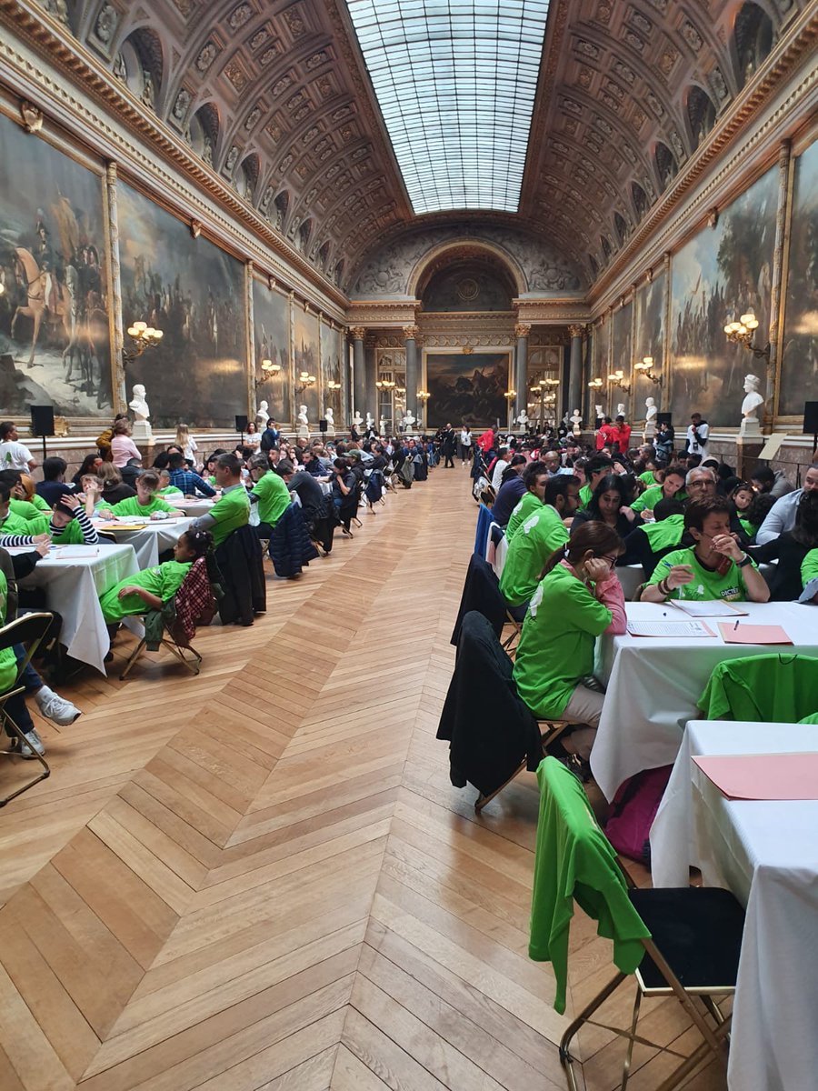 VivreEnsemble78's tweet photo. Très grand merci à @catherinepegard et ses équipes d'avoir ouvert le @CVersailles pour rassembler 1000 participants à une dictée sur la citoyenneté lue avec talent @gadelmaleh @MaitenaBiraben les mots nous ont rassemblés dans ce lieu historique @AbdellahBOUDOUR @denis_verdier https://t.co/y5ZH7A93dz