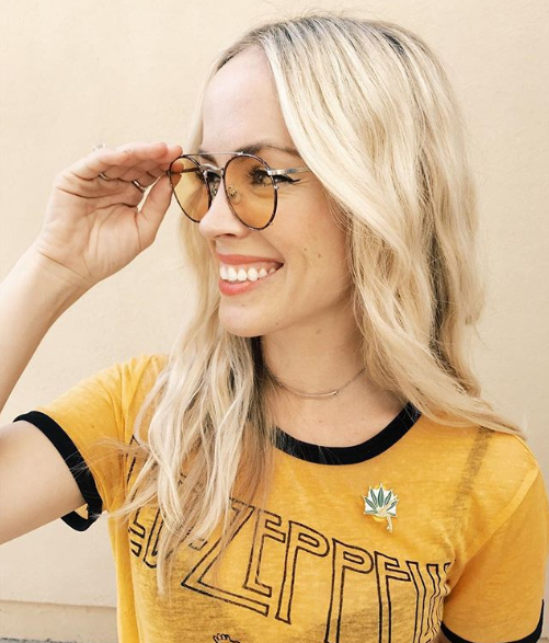 Smile, it's the weekend! We hope you're enjoying yourselves.🙌

The Lady Leaf pin available in light and dark skin colors at the link below!
oddsandsods.co/shop/