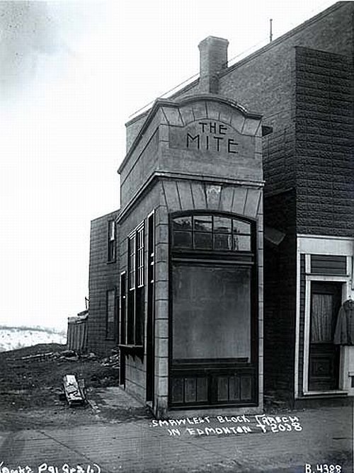 1910 • The Mite Block

Aptly named, this petite edifice was the "Smawlest [sic] Block in Edmonton"  

A tiny confectionery operated by Samuel Shatz occupied the building. Its address was 452 Jasper Ave.;  later known as 9703-Jasper Avenue.  

📌 #EdmontonWhenAndWhere