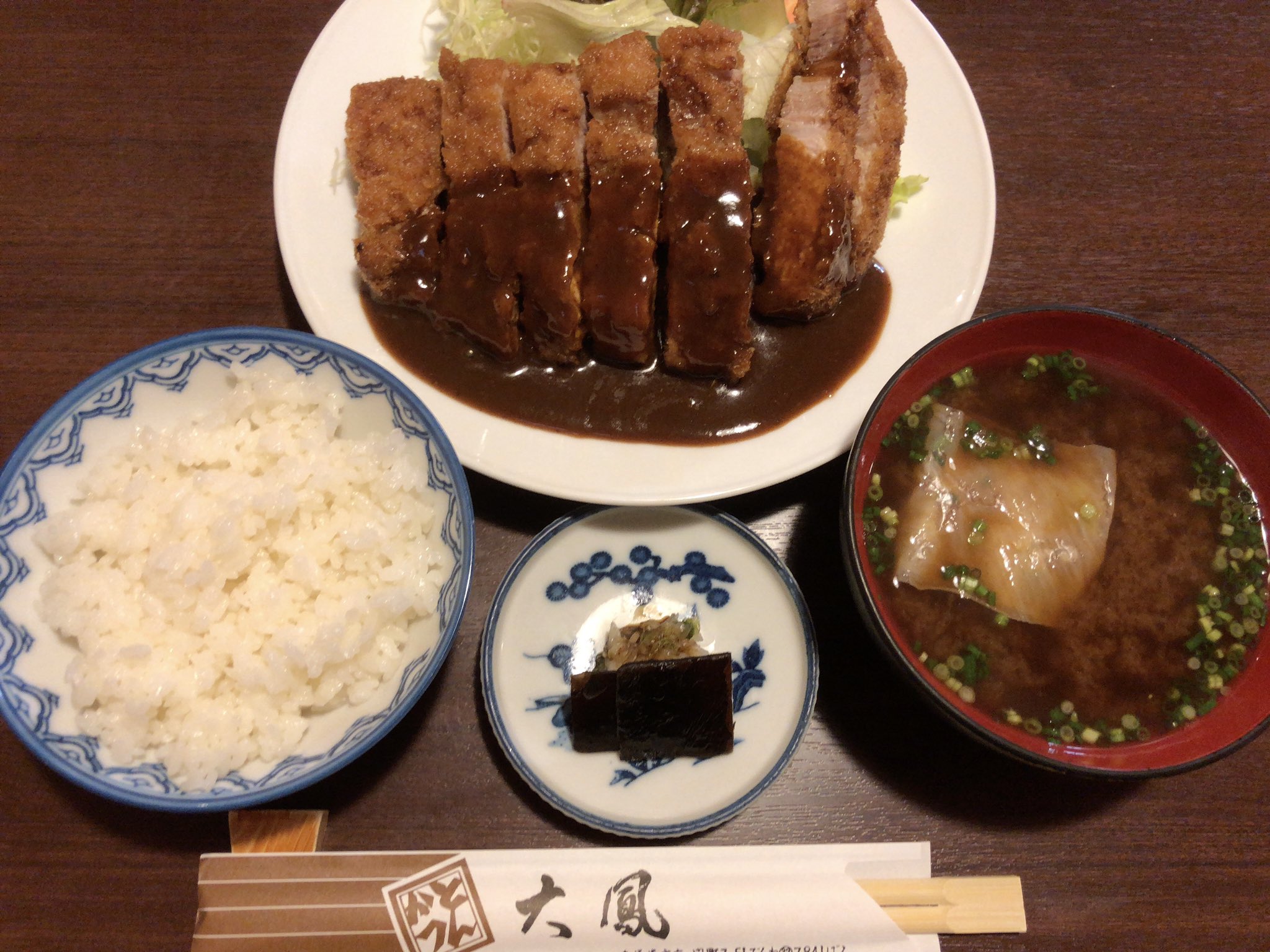 Akk 久留米のとんかつ大鳳 筑紫野のつきじ大鳳には行ったことはあるがこちらは初めて ご飯 がおかわり自由で湯葉が入った赤出汁もお漬物も美味しくてご飯がすすむ お値段が良い為頻繁に通えるお店ではないけどもまた行きたい 何かのご褒美で とんかつ
