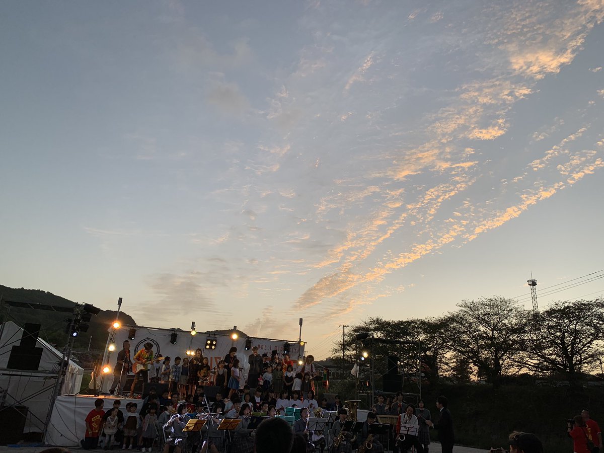egaohyakkei's tweet photo. オレとさほど変わらない年齢のおじさん達がさ、もうこの美祢って町で、自分の人生さき見えてるなって諦めかけてたおじさん達���さ、いやもう一回ここでなんかできるんじゃないかって言ってさ、イベンター通さずに始めたフェスのさ、記念すべき第一回らしいんですよ。そりゃ餅まくでしょ！

 #RISEAGAIN https://t.co/sc66Il6FcF