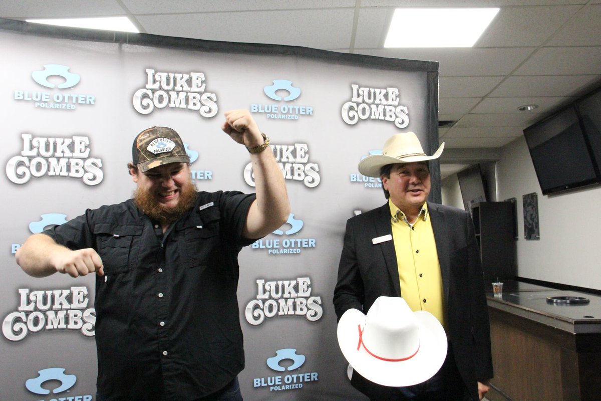 Passrat's tweet photo. Honorary Calgary White Hat to @lukecombs making our guest an Honorary Calgarian @calgarystampede @smithbilthats https://t.co/C2k5dhfLQC
