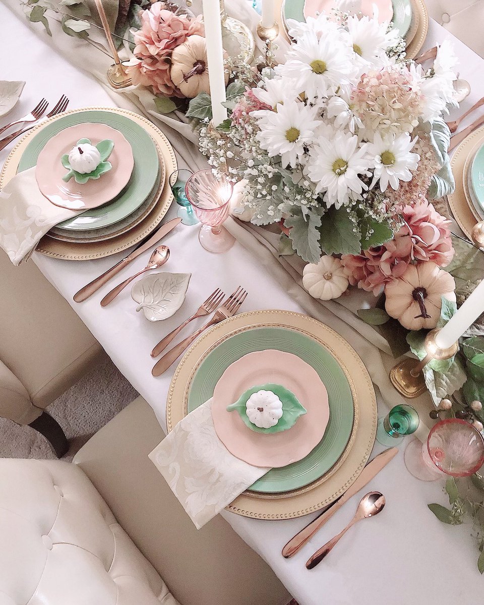 DecoratorDiva1's tweet photo. πΎπΈπΎπ½π₯πΎπΈπΎThe table is set! Happy Thanksgiving!π¦ #begrateful #spreadlove #tablescape @BHG #howiholiday @Jane_Lockhart #myfalltable #myhomesense @HomeSenseCanada https://t.co/Qxb8TQ4S3I
